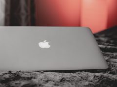 zilvere macbook